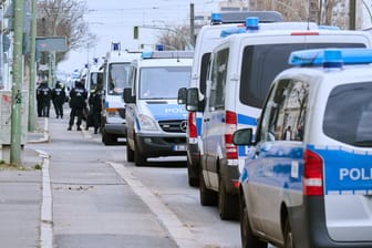 Polizeiautos stehen in der abgesperrten Kniprodestraße: Die Bombe soll noch am Donnerstag entschärft werden.