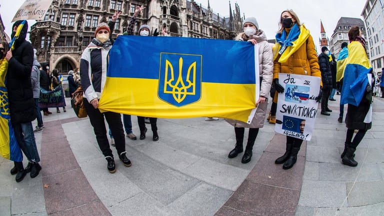 Demonstrierende in München erklären sich solidarisch mit der Ukraine (Archivbild): Viele Menschen in der Stadt haben eine Verbindung in die Ukraine.