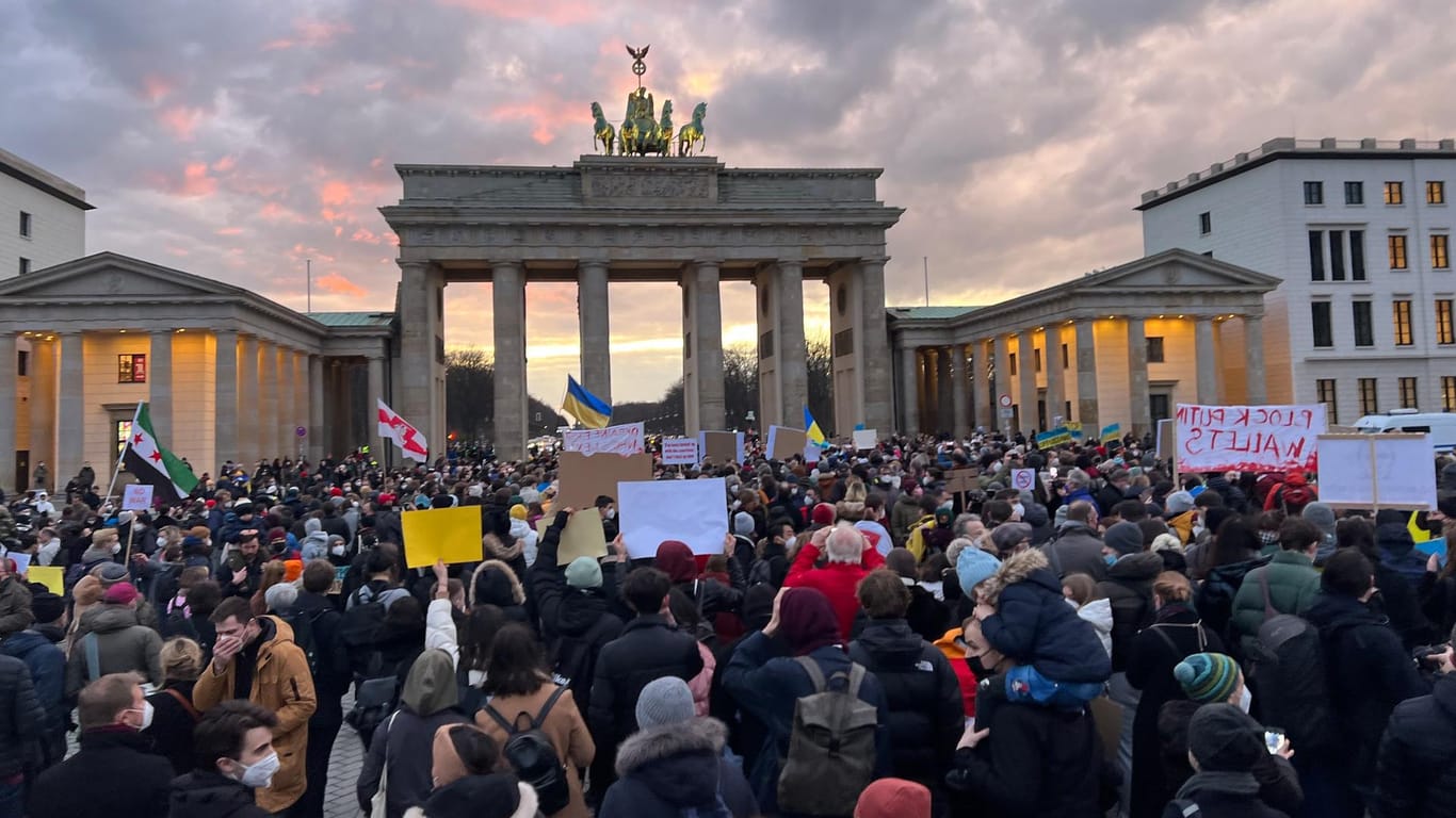 Demonstration vor dem Brandenburger Tor: Menschen in Berlin solidarisieren sich mit der Ukraine.