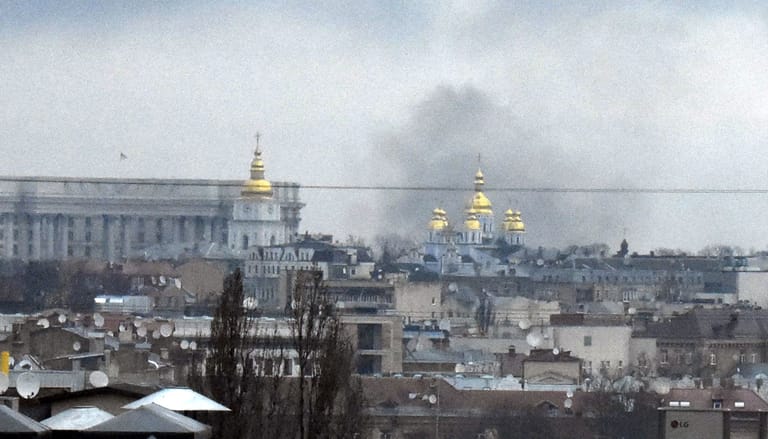 Rauch steigt über der ukrainischen Hauptstadt auf: Kiew wurde von Russland angegriffen.
