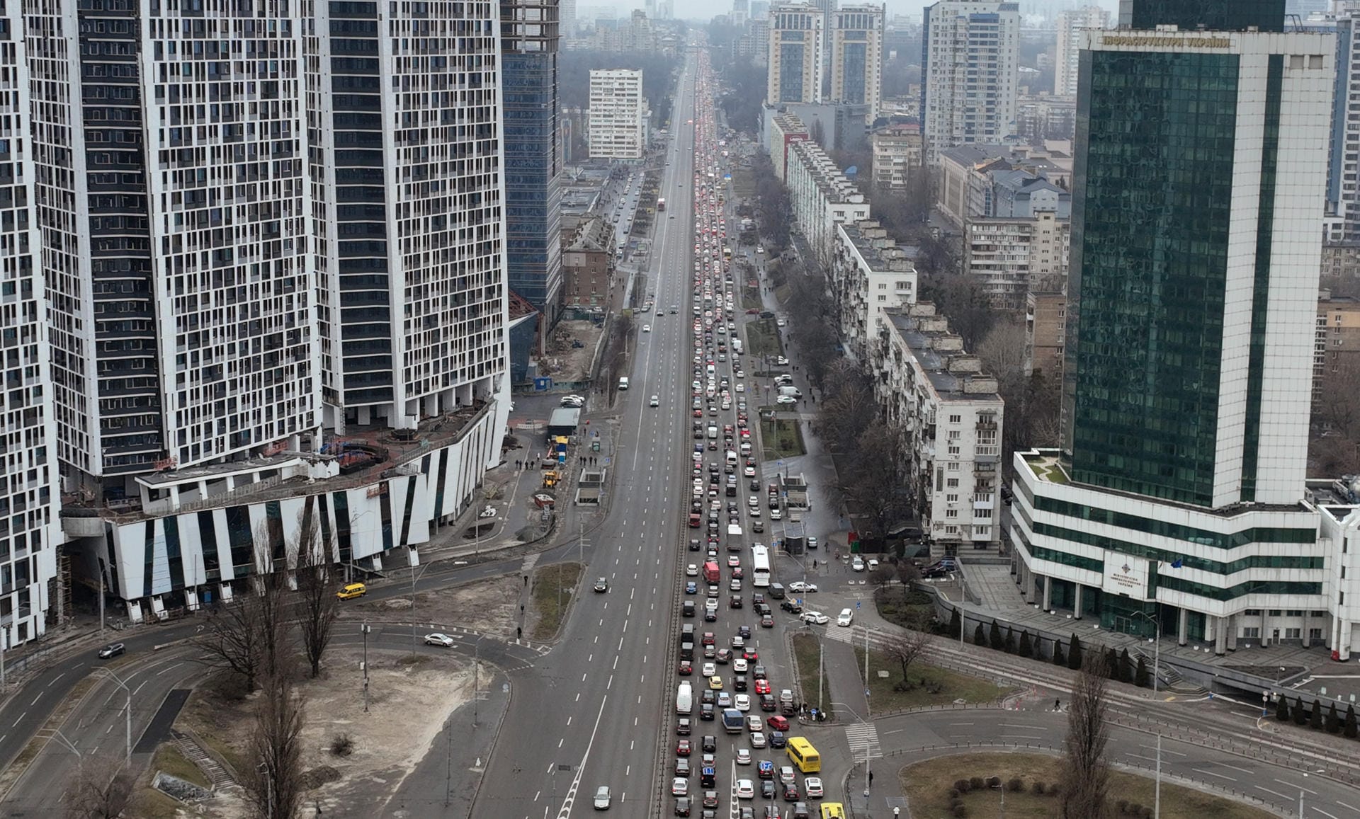 Die Autos stauen sich in eine Richtung: Heraus aus der Stadt, die unter dem Beschuss Russlands steht.