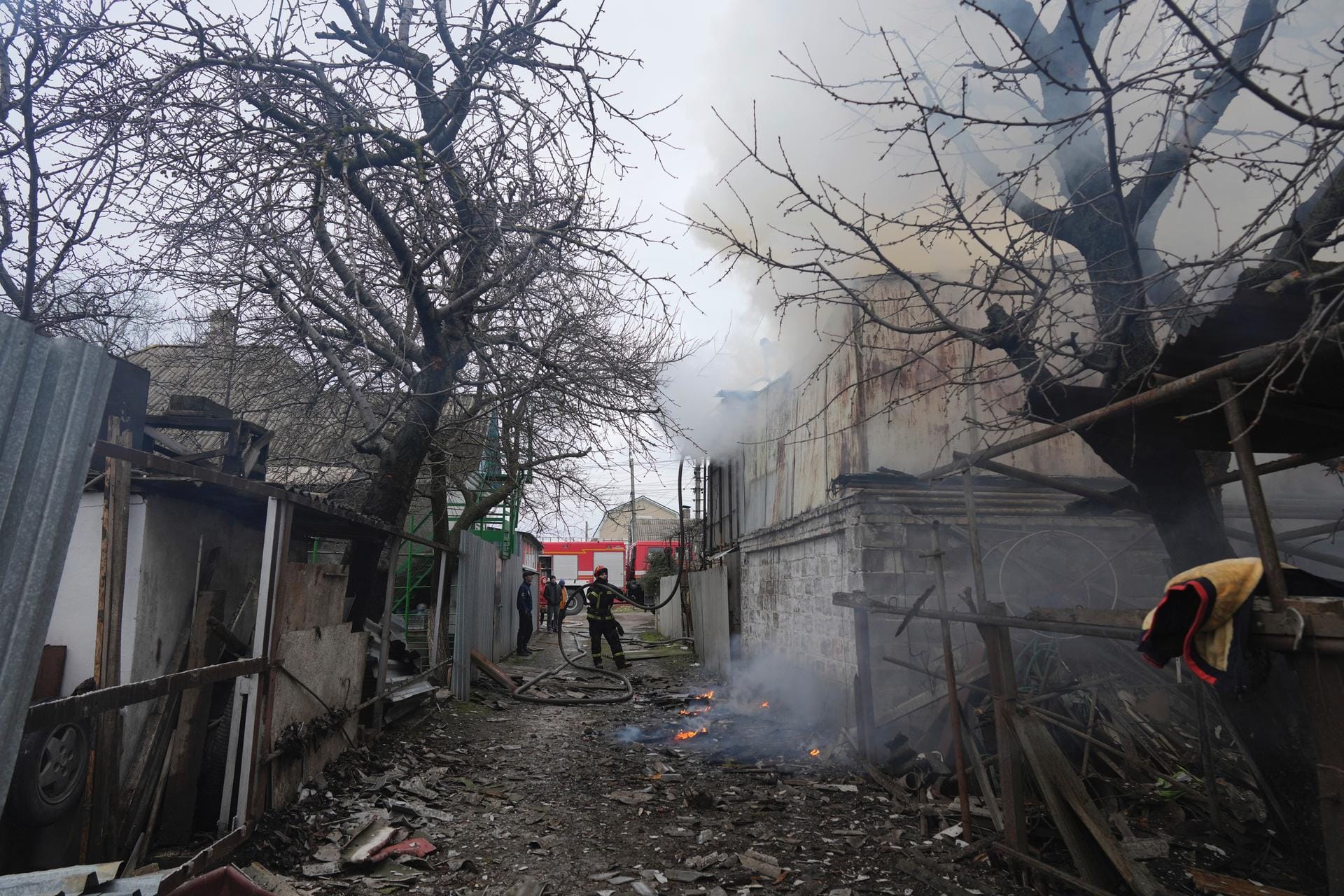 Ein Feuerwehrmann ist in Mariupol inmitten von Trümmern nach dem russischen Beschuss im Einsatz.