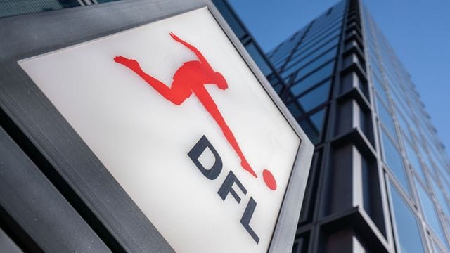 Das Logo der Deutschen Fußball Liga (DFL) ist am Eingang der DFL-Zentrale in Frankfurt am Main zu sehen.