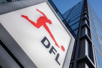 Das Logo der Deutschen Fußball Liga (DFL) ist am Eingang der DFL-Zentrale in Frankfurt am Main zu sehen.