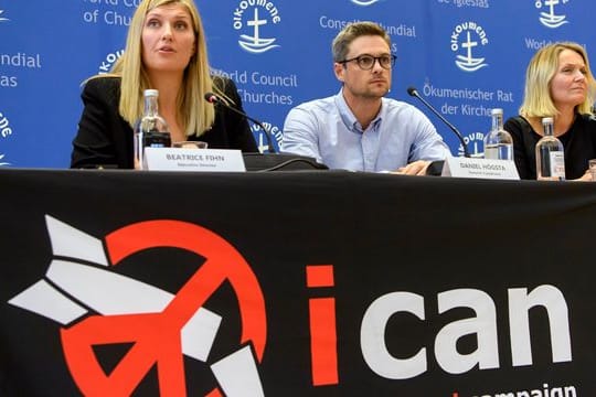 Beatrice Fihn, Daniel Högsta und Grethe Ostern von der Internationalen Kampagne zur Abschaffung von Atomwaffen (ICAN).