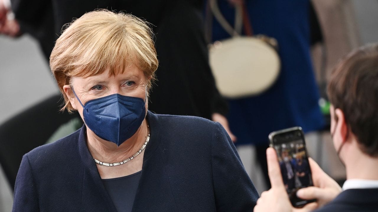 Verfolgt die aktuellen Entwicklungen mit großer Anteilnahme: Bundeskanzlerin a. Verfolgt die aktuellen Entwicklungen mit großer Anteilnahme: Bundeskanzlerin a.