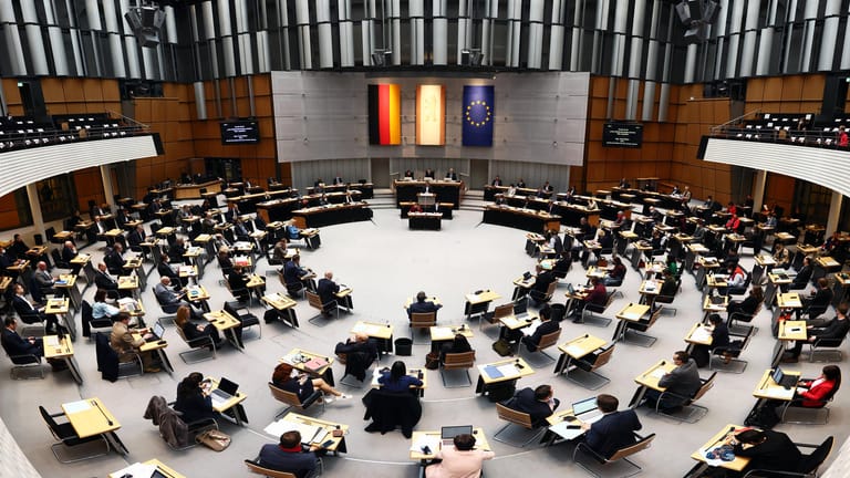 Plenarsaals des Berliner Abgeordnetenhauses (Archivbild): Der Senat stimmte für höhere Vergütung seiner Mitglieder.