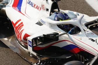 Die Werbung des Sponsors "Uralkali" hinter dem Cockpit wird bei den weiteren Testfahrten weiß überstrichen.