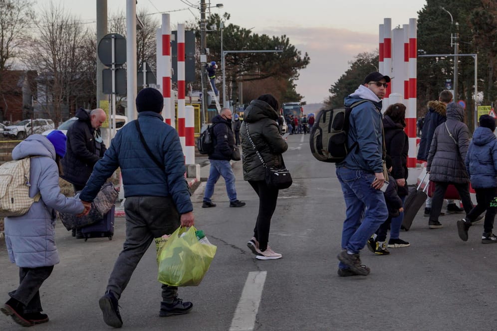 Menschen überqueren die Grenze von der Ukraine nach Rumänien: Angesichts der russischen Invasion flüchten viele Ukrainer aus dem Land.