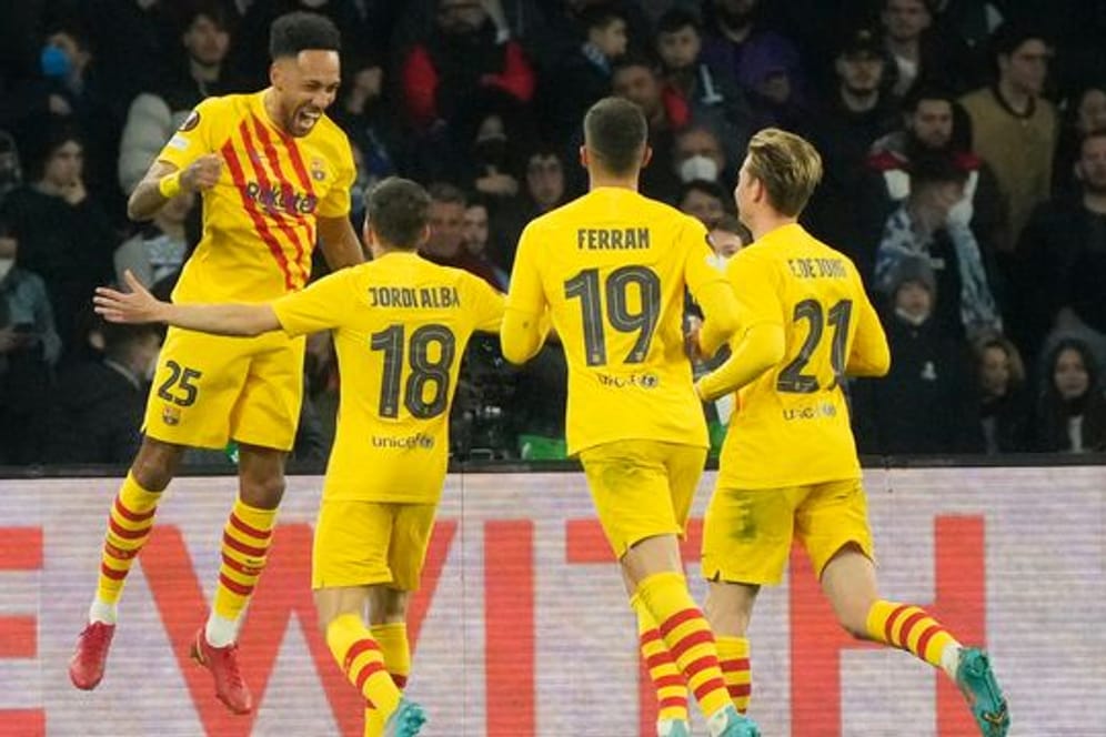 Barcelonas Pierre-Emerick Aubameyang (l) jubelt mit Teamkollegen nach seinem Treffer.