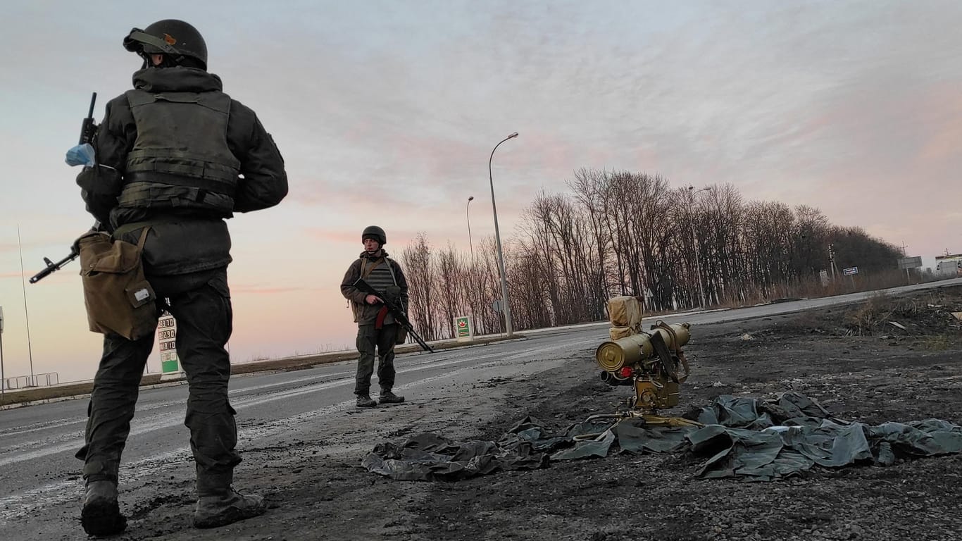 Charkiw: Ukrainische Soldaten neben einer auf einem Stativ montierten Rakete.