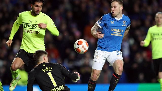Dortmunds Torhüter Gregor Kobel blockt einen Torschuss von Glasgows Scott Arfield (l). Dortmunds Torhüter Gregor Kobel blockt einen Torschuss von Glasgows Scott Arfield (l).