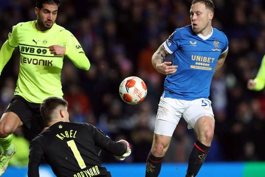 Dortmunds Torhüter Gregor Kobel blockt einen Torschuss von Glasgows Scott Arfield (l).