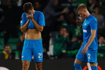 Aleksandr Erokhin und Dmitri Chistyakov trauern um das verpasste Achtelfinale: Zenit St. Petersburg ist vorzeitig aus der Europa League ausgeschieden.