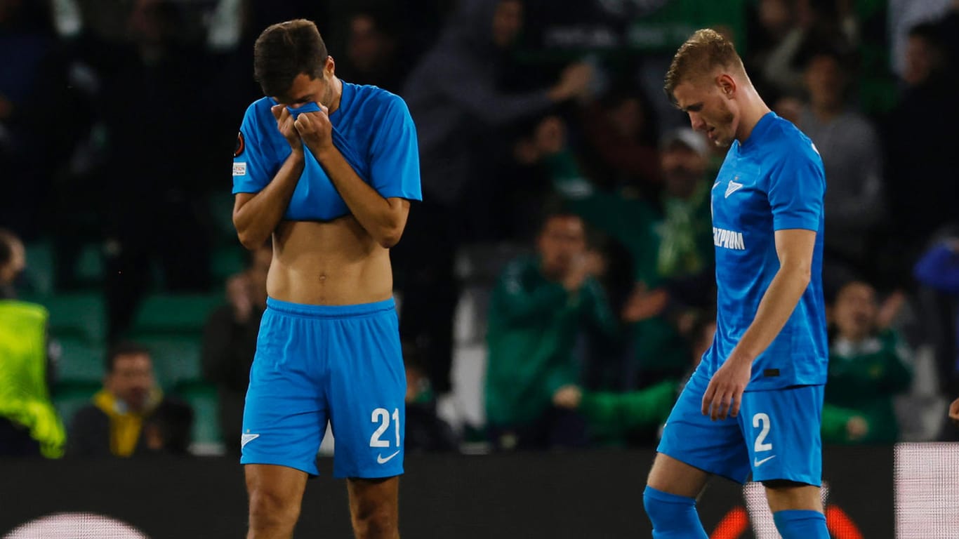 Aleksandr Erokhin und Dmitri Chistyakov trauern um das verpasste Achtelfinale: Zenit St. Petersburg ist vorzeitig aus der Europa League ausgeschieden.