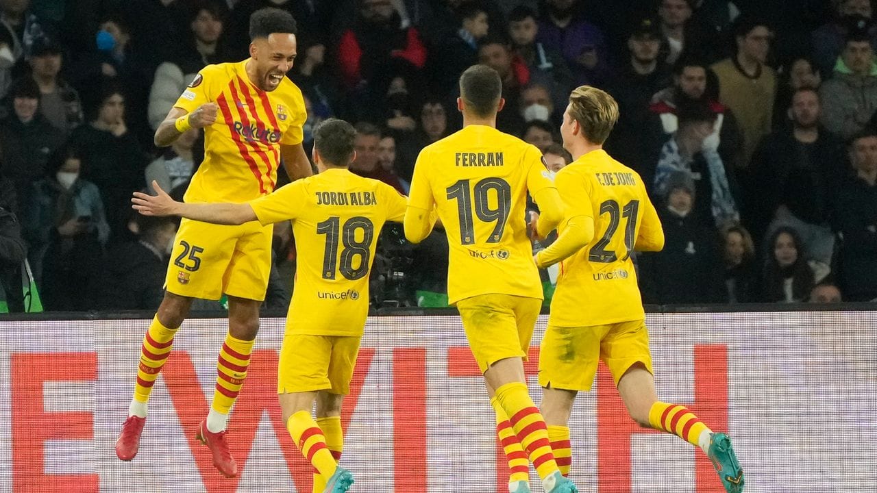 Barcelonas Pierre-Emerick Aubameyang (l) jubelt mit Teamkollegen nach seinem Treffer. Barcelonas Pierre-Emerick Aubameyang (l) jubelt mit Teamkollegen nach seinem Treffer.