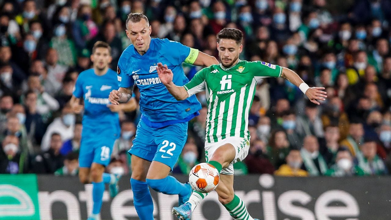 Alex Moreno (r) von Betis Sevilla kämpft mit Artem Dzyuba von Zenit St. Alex Moreno (r) von Betis Sevilla kämpft mit Artem Dzyuba von Zenit St.