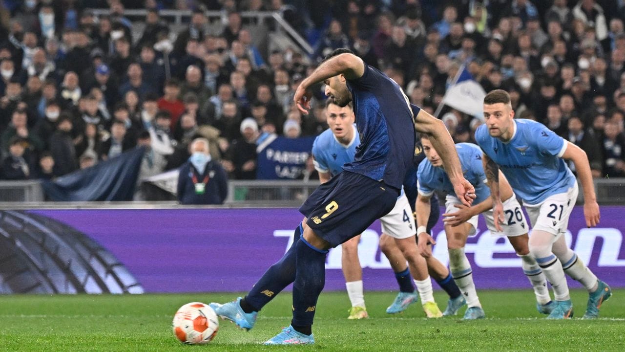 Mehdi Taremi (l) erzielt per Elfmeter für FC Porto das 1:0 gegen Lazio Rom. Mehdi Taremi (l) erzielt per Elfmeter für FC Porto das 1:0 gegen Lazio Rom.