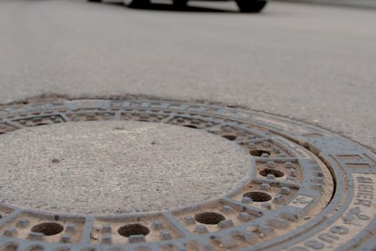 Muss ein serienmäßig sehr tiefes Auto überall sicher durchfahren können - oder ansonsten gewarnt werden?.