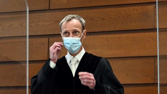 Der vorsitzende Richter Christoph Kaufmann nimmt im Gerichtssaal des Landgerichts Köln. Der vorsitzende Richter Christoph Kaufmann nimmt im Gerichtssaal des Landgerichts Köln.