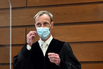 Der vorsitzende Richter Christoph Kaufmann nimmt im Gerichtssaal des Landgerichts Köln.