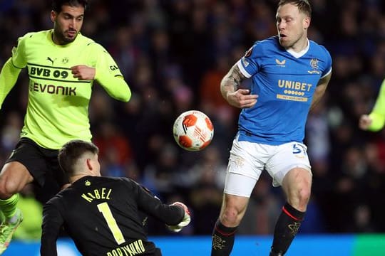 Scott Arfield (r) von den Glasgow Rangers scheitert an Dortmunds Torhüter Gregor Kobel.