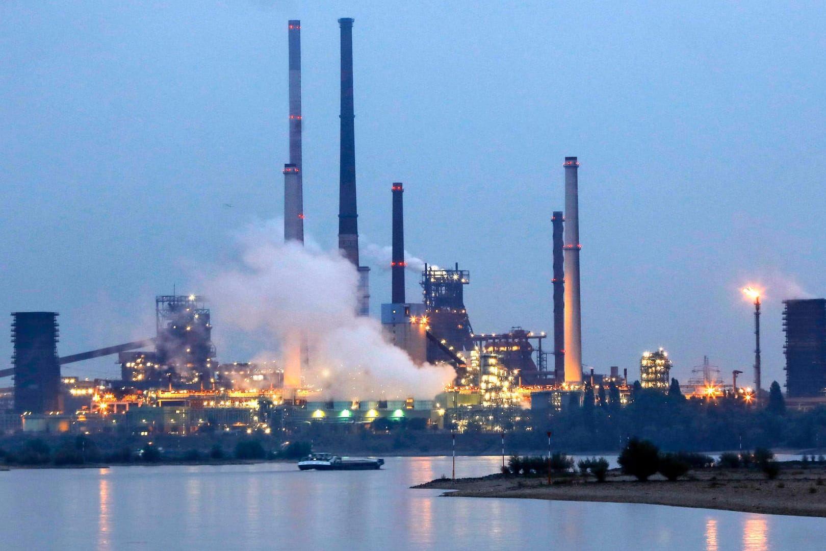 Thyssenkrupp-Stahlwerk Duisburg (Symbolbild): Deutsche Unternehmen sind auch in der Ukraine vertreten. Thyssenkrupp-Stahlwerk Duisburg (Symbolbild): Deutsche Unternehmen sind auch in der Ukraine vertreten.