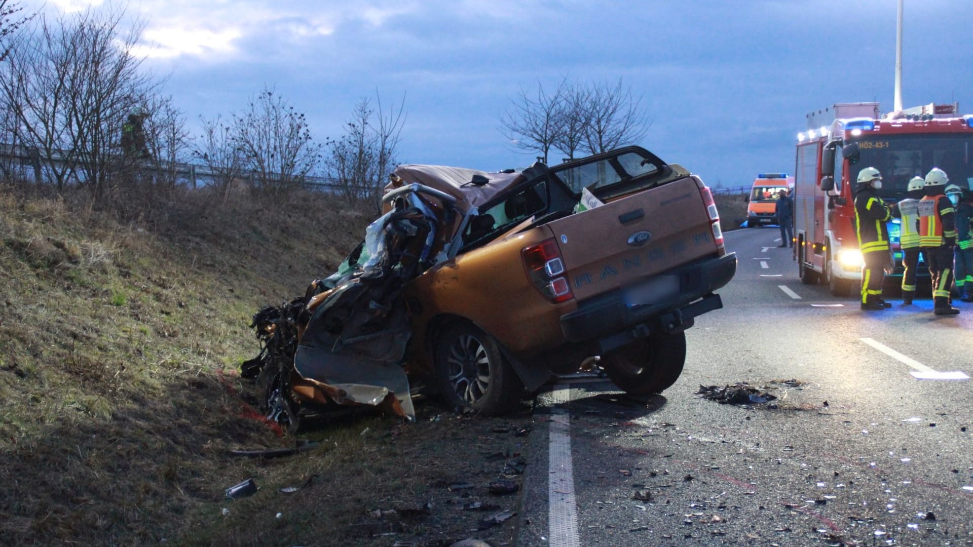 Das Wrack des Pick-ups an der Unfallstelle: Für die Fahrerin kam jede Hilfe zu spät. Das Wrack des Pick-ups an der Unfallstelle: Für die Fahrerin kam jede Hilfe zu spät.