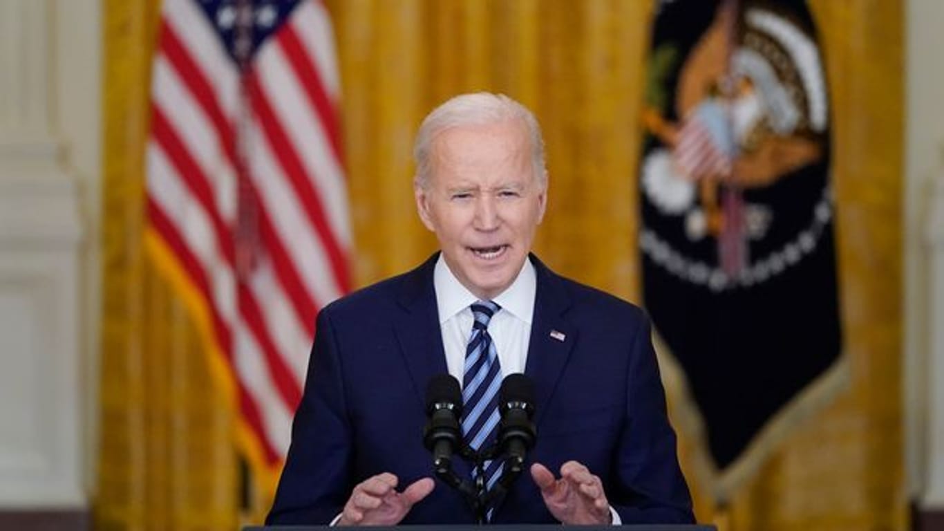 Nach Beginn des Kriegs in der Ukraine hat US-Präsident Biden weitere "harte Sanktionen" gegen Russland angekündigt.