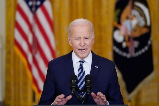 Nach Beginn des Kriegs in der Ukraine hat US-Präsident Biden weitere "harte Sanktionen" gegen Russland angekündigt.