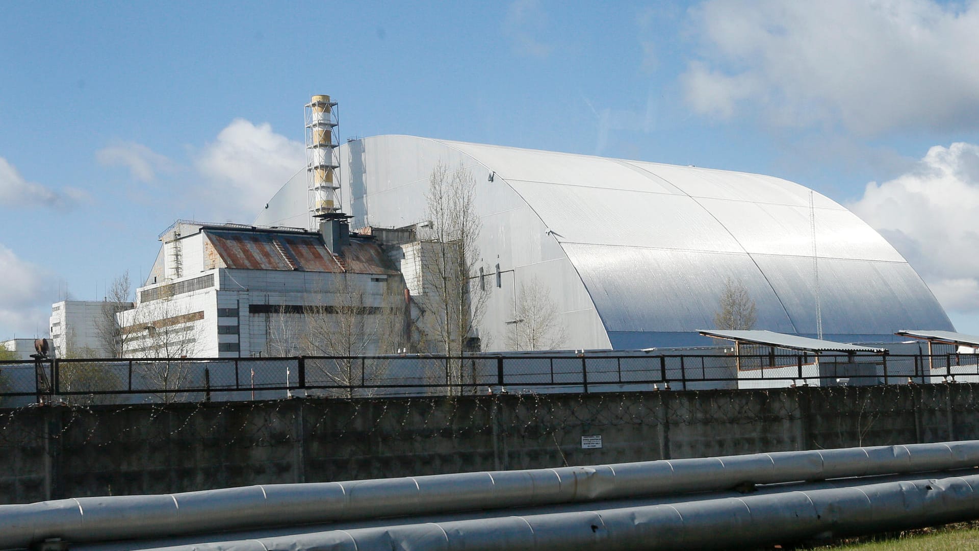 Kernkraftwerk in Tschernobyl: Die Internationale Atomenergiebehörde (IAEA) hat sich besorgt über die Kampfhandlungen an der zerstörten Atomanlage von Tschernobyl gezeigt.