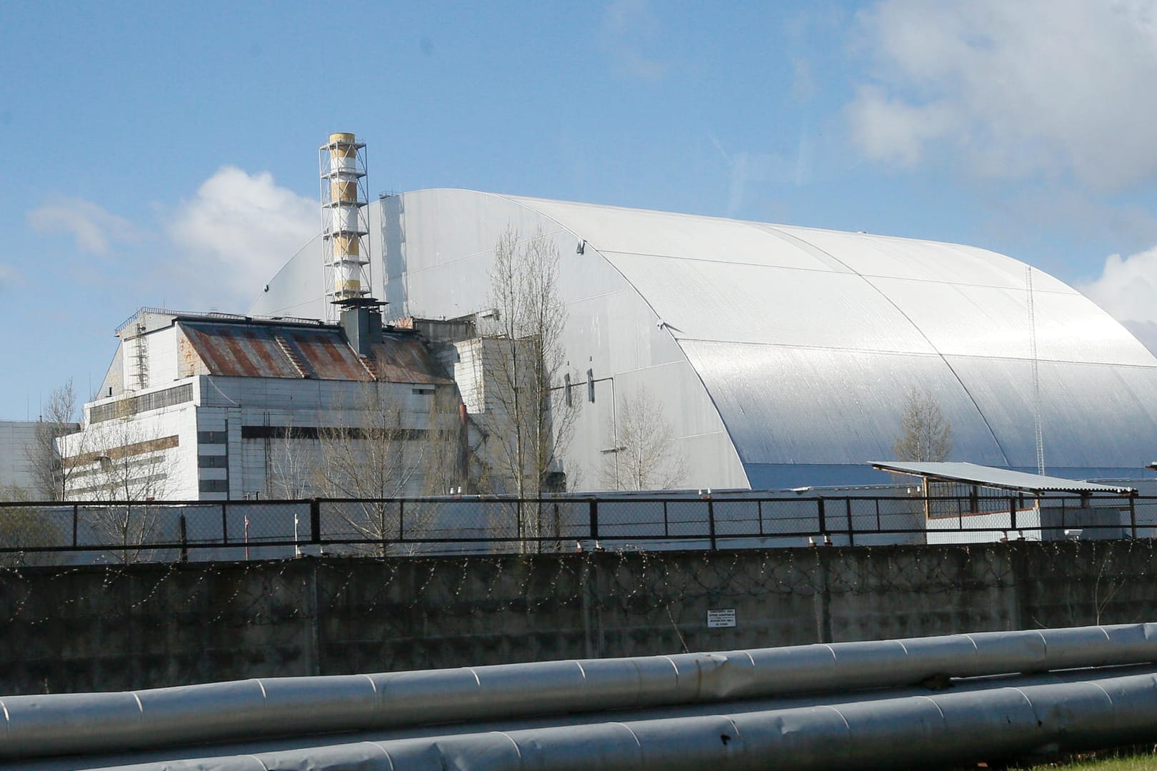 Kernkraftwerk in Tschernobyl: Die Internationale Atomenergiebehörde (IAEA) hat sich besorgt über die Kampfhandlungen an der zerstörten Atomanlage von Tschernobyl gezeigt.