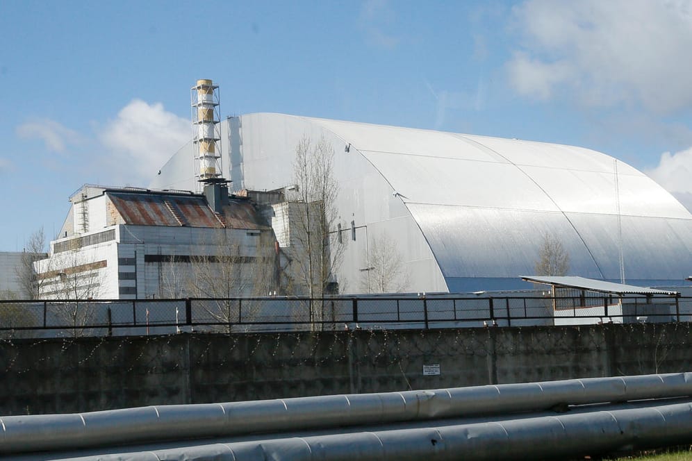 Kernkraftwerk in Tschernobyl: Die Internationale Atomenergiebehörde (IAEA) hat sich besorgt über die Kampfhandlungen an der zerstörten Atomanlage von Tschernobyl gezeigt.