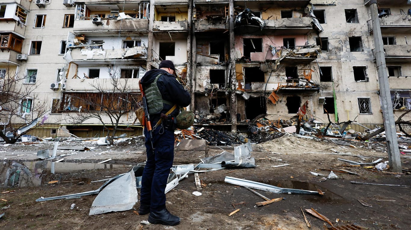 Ein zerstörtes Wohnhaus in Kiew: Russische Raketenangriffe haben die Stadt in der Nacht zu Freitag erschüttert.