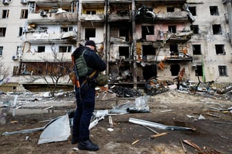 Ein zerstörtes Wohnhaus in Kiew: Russische Raketenangriffe haben die Stadt in der Nacht zu Freitag erschüttert.