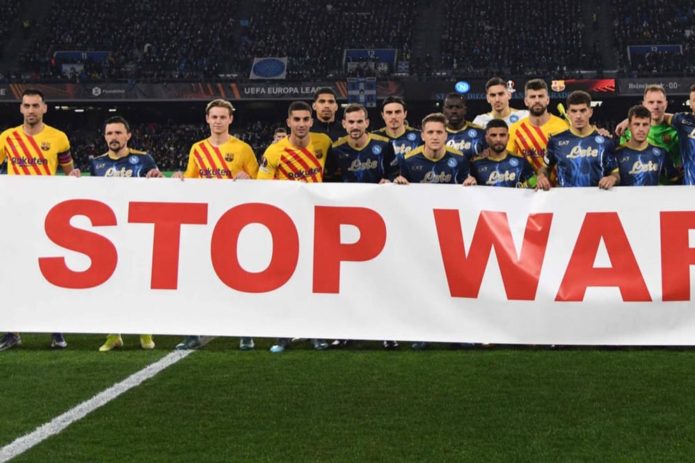 Spieler des FC Barcelona und der SSC Neapel protestieren vor ihrem Europa-League-Duell gegen den Krieg in der Ukraine.