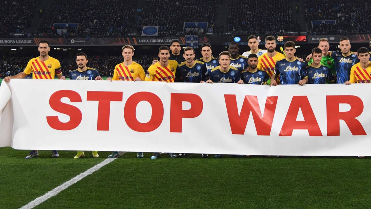 Spieler des FC Barcelona und der SSC Neapel protestieren vor ihrem Europa-League-Duell gegen den Krieg in der Ukraine.