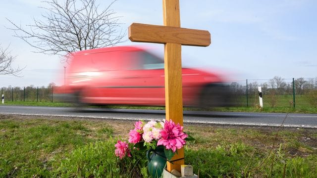 Gedenken an ein Opfer eines Verkehrsunfalls an einer Landstraße im Landkreis Hildesheim. Gedenken an ein Opfer eines Verkehrsunfalls an einer Landstraße im Landkreis Hildesheim.