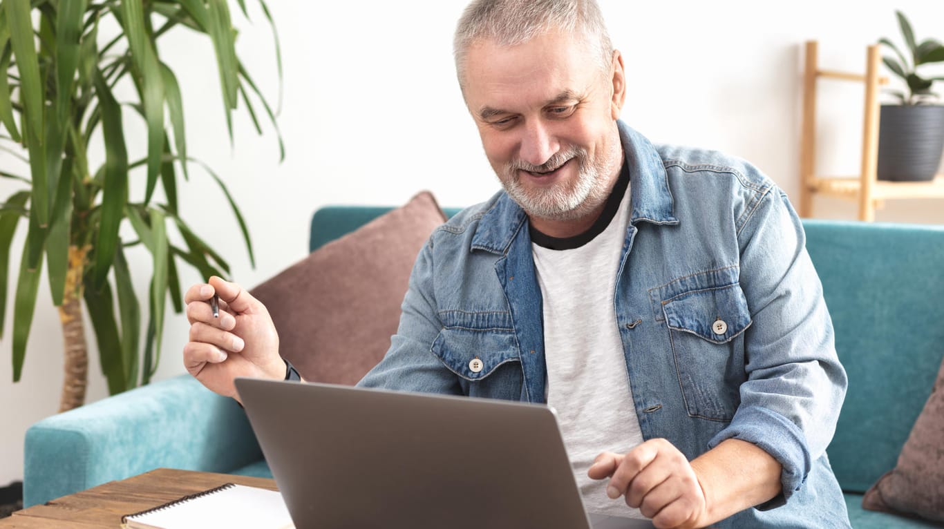 Älterer Mann am Laptop (Symbolbild): Fachschulzeiten zählen für die Rente.