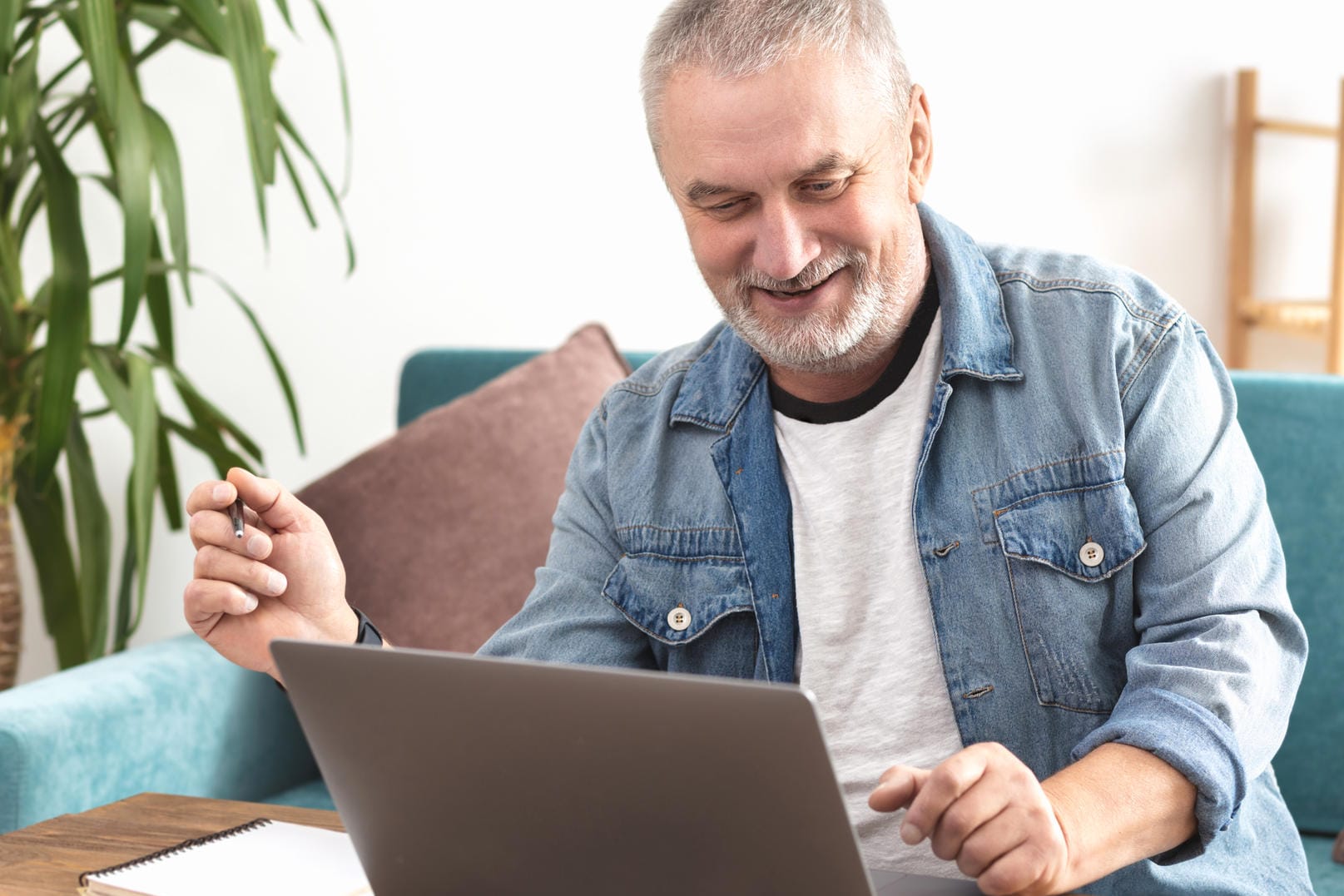 Älterer Mann am Laptop (Symbolbild): Fachschulzeiten zählen für die Rente.