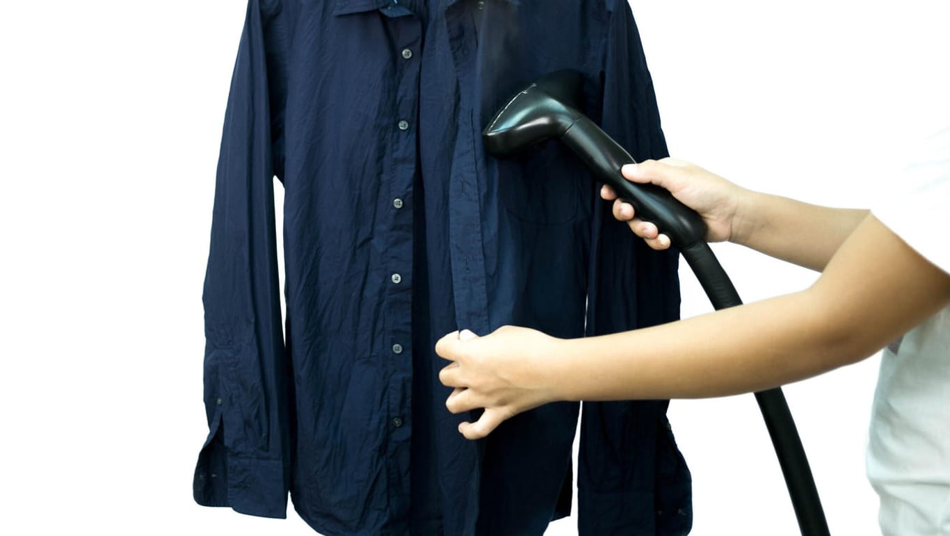 Hemden bügeln: So ein professionelles Dampfgerät haben nur wenige zuhause. Sie können es stattdessen mit einem Föhn versuchen.