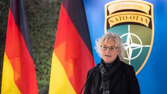 Verteidigungsministerin Christine Lambrecht (SPD) will laut einem Medienbericht der Nato weitere Unterstützung anbieten. Verteidigungsministerin Christine Lambrecht (SPD) will laut einem Medienbericht der Nato weitere Unterstützung anbieten.