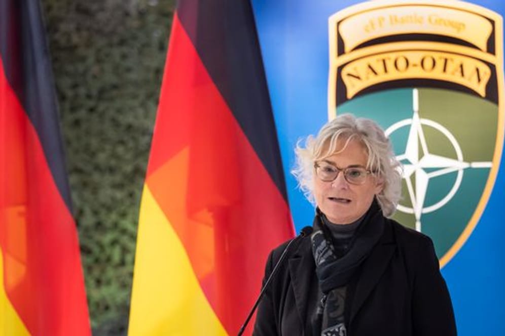 Verteidigungsministerin Christine Lambrecht (SPD) will laut einem Medienbericht der Nato weitere Unterstützung anbieten.