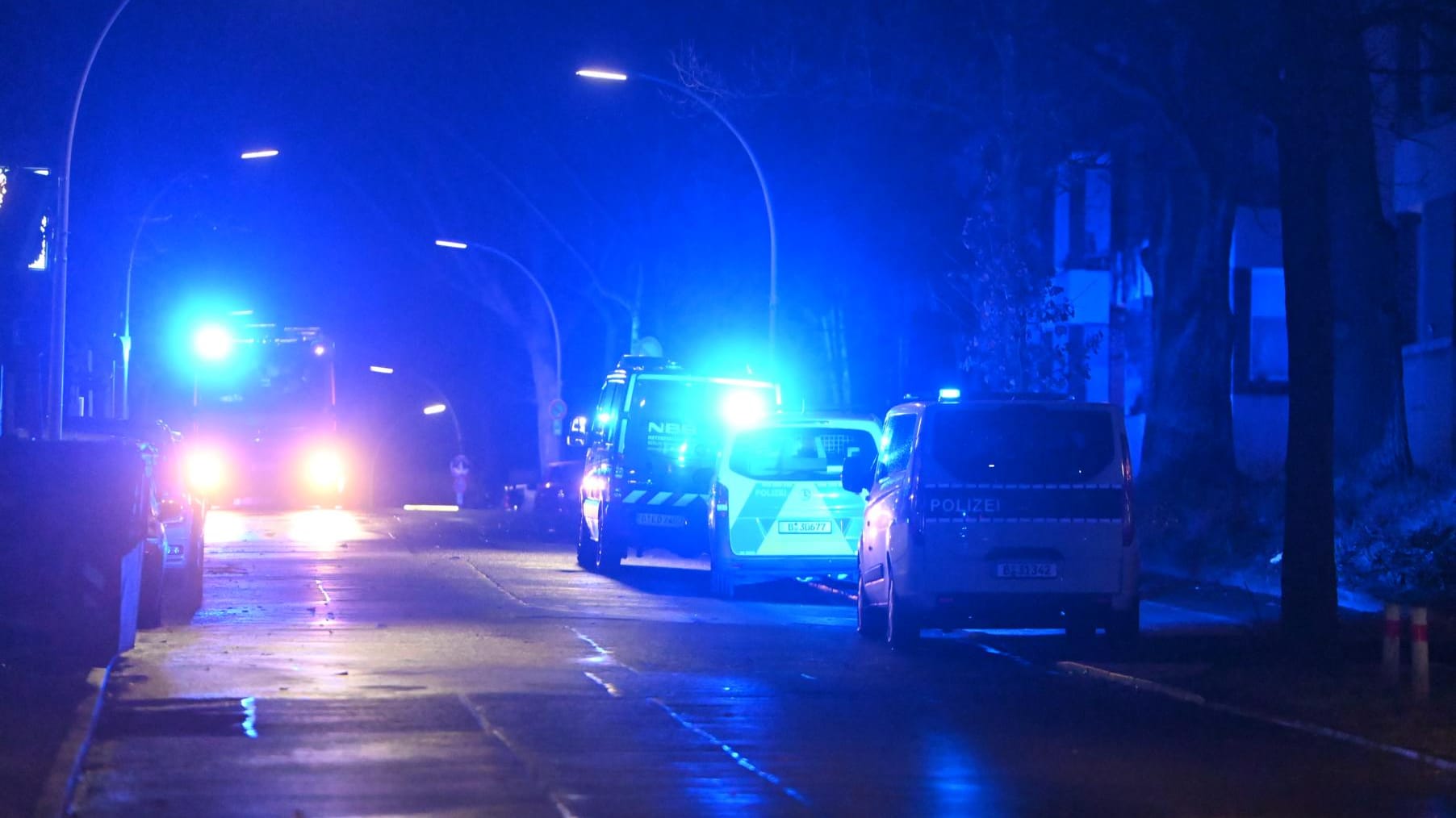 Einsatzkräfte am Unglücksort in Berlin-Zehlendorf: Ihre Mitbewohnerin hatte die 24-Jährige aufgefunden. Einsatzkräfte am Unglücksort in Berlin-Zehlendorf: Ihre Mitbewohnerin hatte die 24-Jährige aufgefunden.