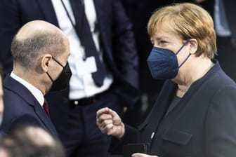 Olaf Scholz und Angela Merkel im Rahmen der Bundesversammlung: Die Altkanzlerin unterstützt den Russland-Kurs ihres Nachfolgers.