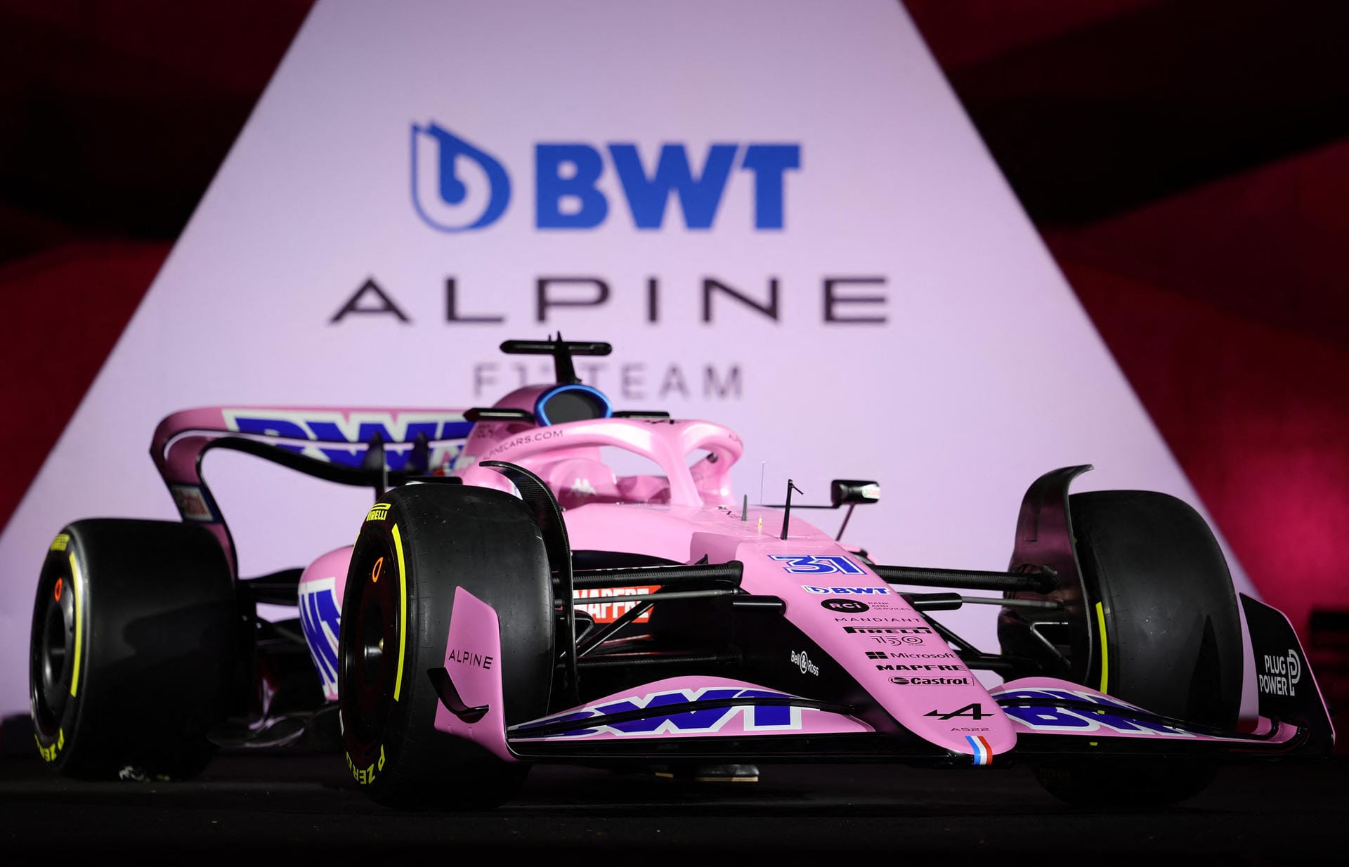 Kehrt etwa Racing Point in die Formel 1 zurück? Nein, die neuen Farben beim Alpine A522 erinnern nur enorm an die rosanen Boliden des ehemaligen Rennstalls. In den ersten beiden Saisonrennen werden Fernando Alonso und Esteban Ocon noch in einem komplett rosafarbenen Auto antreten, danach wird dann noch mehr Blau eingearbeitet werden. Markant: Die im Verhältnis zum Frontflügel weiter hoch gezogene Nase.