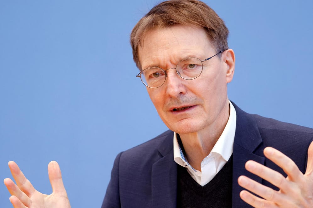 Karl Lauterbach: "Für eine beschleunigte Öffnung haben wir überhaupt keine Spielräume."a news conference, in Berlin