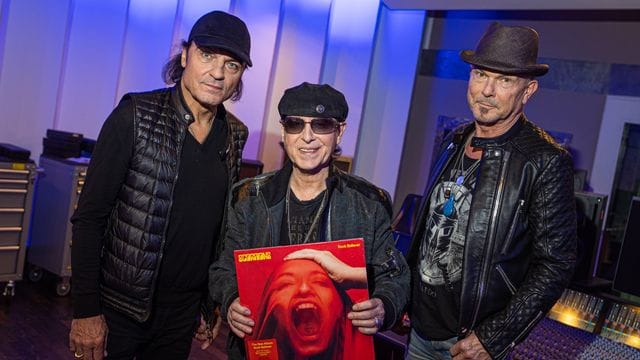 Matthias Jabs (l-r), Klaus Meine und Rudolf Schenker von der Rockband Scorpions in den Peppermint Park Studios.