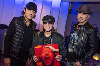 Matthias Jabs (l-r), Klaus Meine und Rudolf Schenker von der Rockband Scorpions in den Peppermint Park Studios.