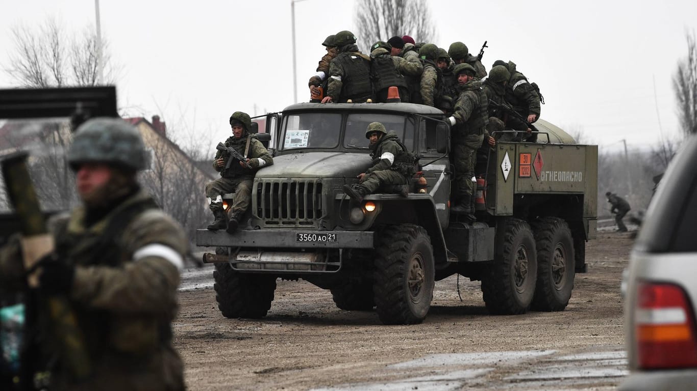 Russische Soldaten im Norden der Krim: Der Ukraine-Konflikt hat die Kurse vieler Rüstungsunternehmen steigen lassen.